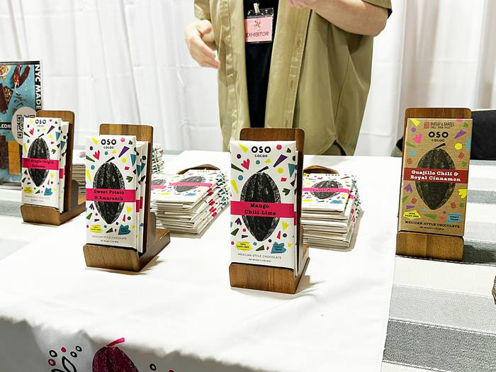 カラフルな模様が散りばめられたポップなパッケージを使用した「Oso Cacao」のチョコレート