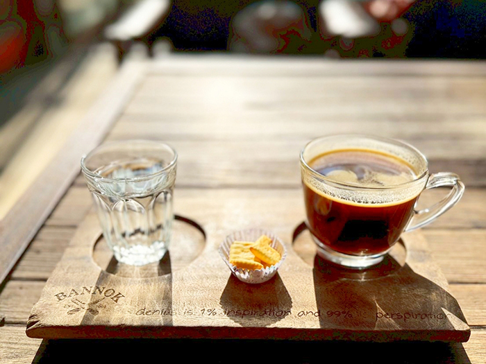 ビスケット付きのホットコーヒー