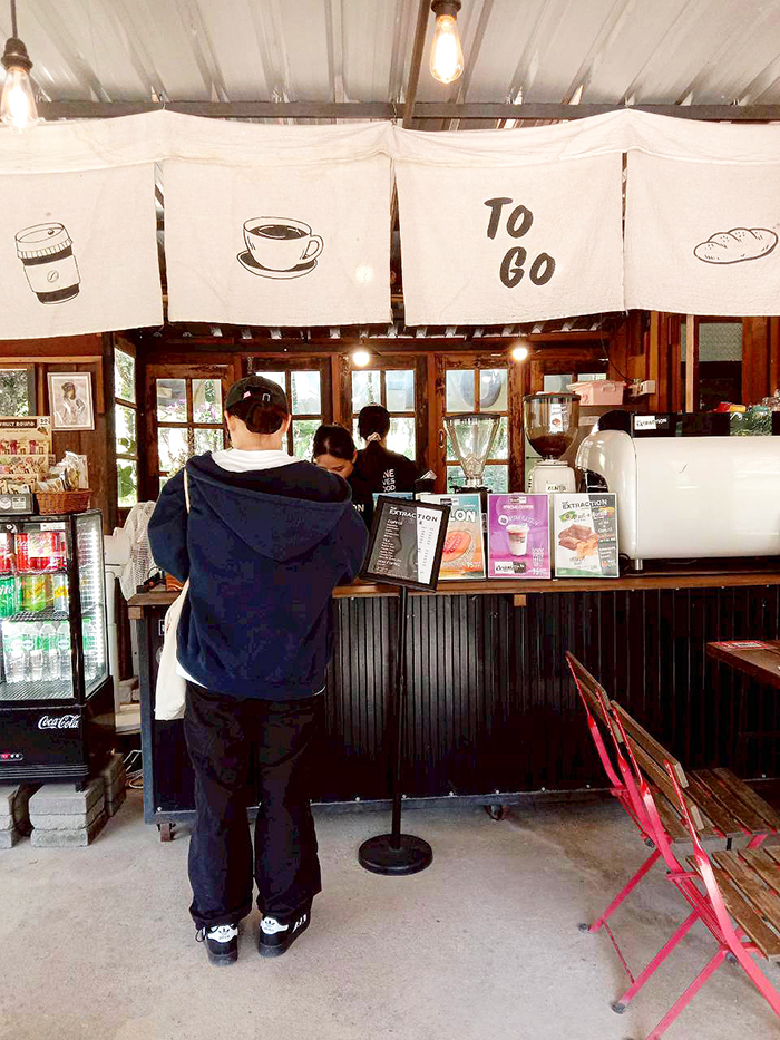 カウンターでドリンクを注文する様子