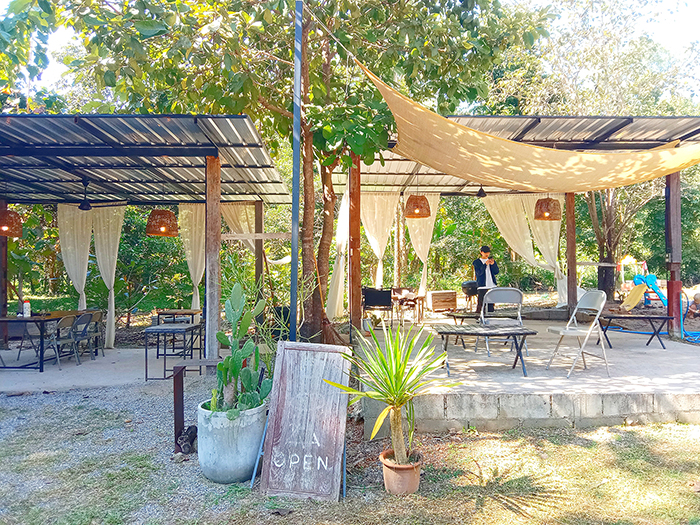 屋外席がメインの開放的なカフェ