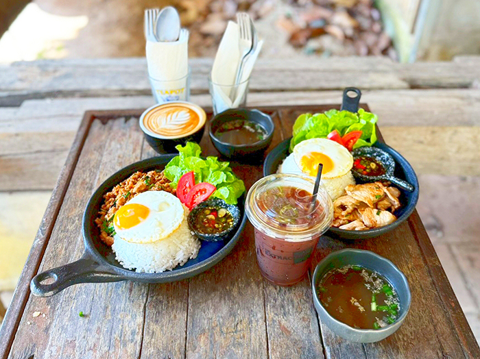 ガパオライスとカオムーガティアム