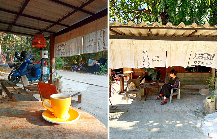 正面ののれんの席に座ってコーヒーを楽しむ筆者