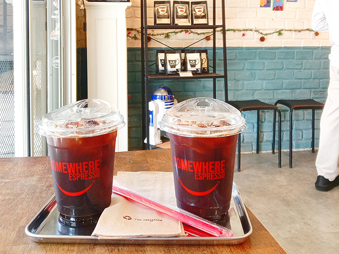 「somewhere espresso」の内観とコーヒー