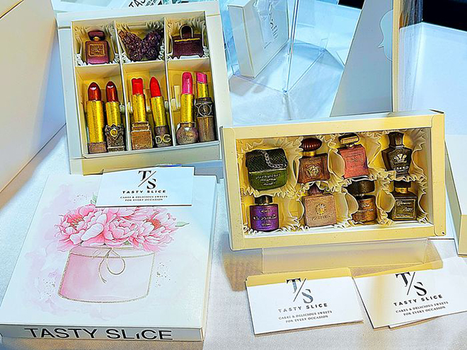 リップスティックや香水セットのアート作品のような「Tasty Slice」のチョコレート