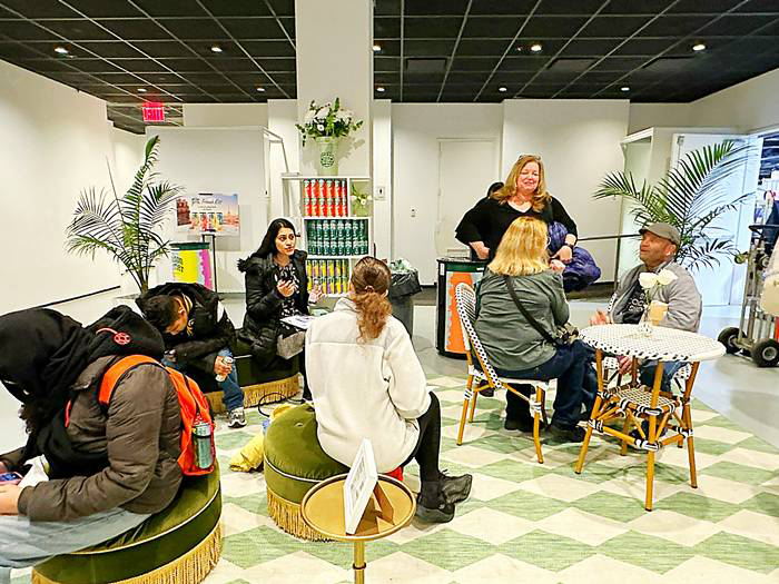 「Perrier」のショースペースを兼ねた休憩エリア