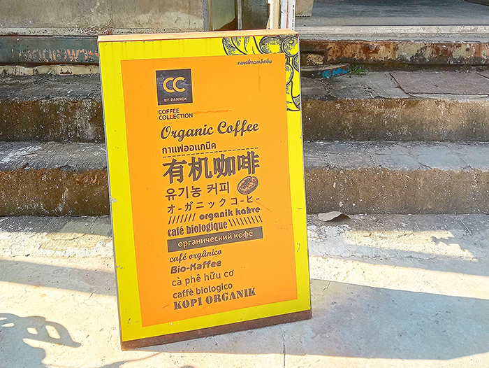 日本語も表記されている看板