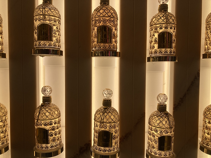 無数の「蜂」があしらわれたゲランの香水ボトル