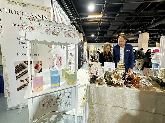 「Chocolaknin」のフラワーカートのような花柄のワゴンのディスプレイ