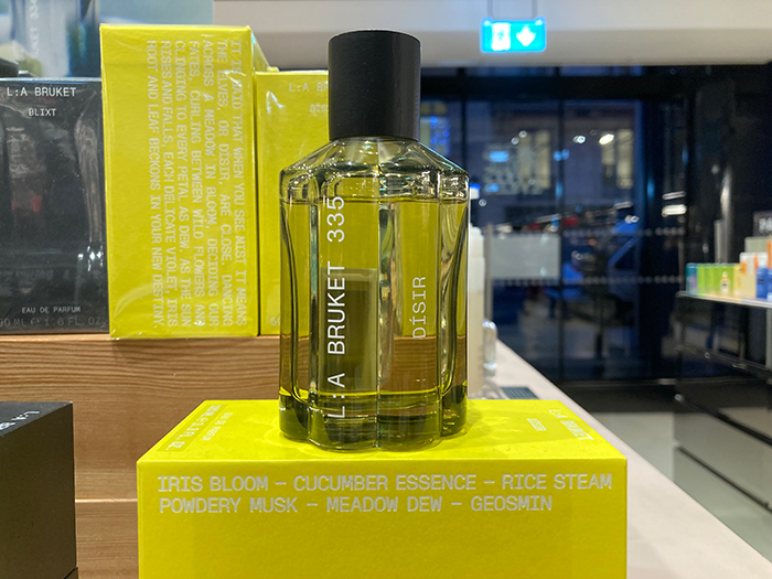 北欧のクラシックな陶器を模した香水ボトル