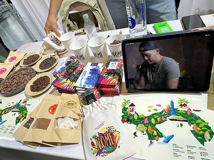 チョコレートができるまでのストーリーを動画で見せる「Nom&eacute; Chocolate」のブース