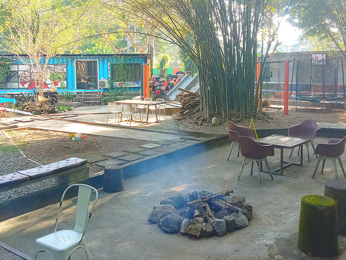 焚き火をしているカフェの屋外エリア