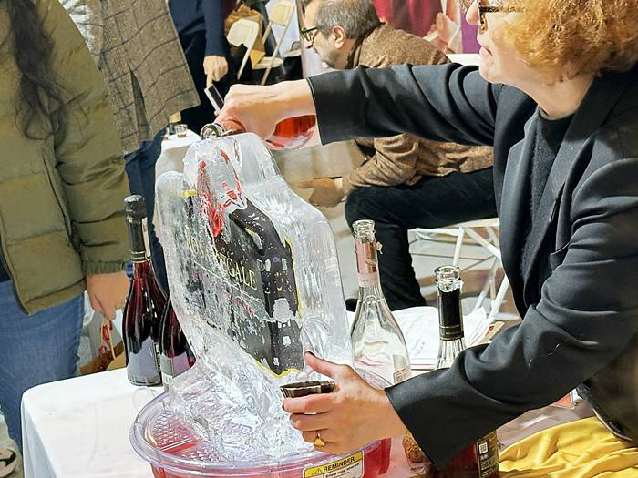 冷えたスパークリングワインを振る舞う「Banfi Rosa Regale」のブース