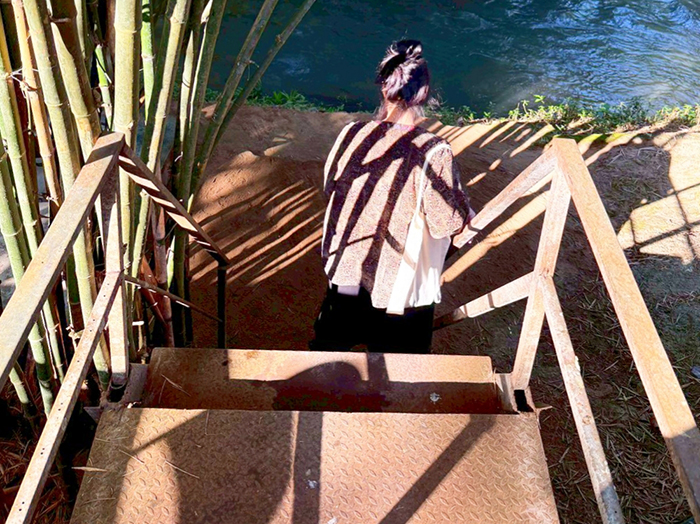 川沿いの席へ続く階段