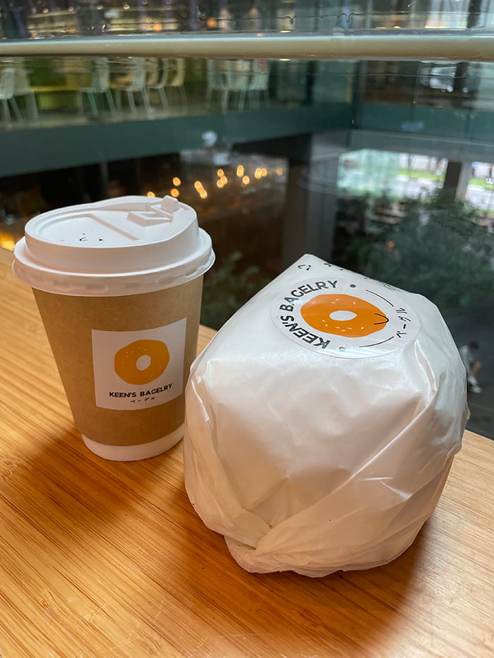 テイクアウト用に包装されたベーグルウィッチ