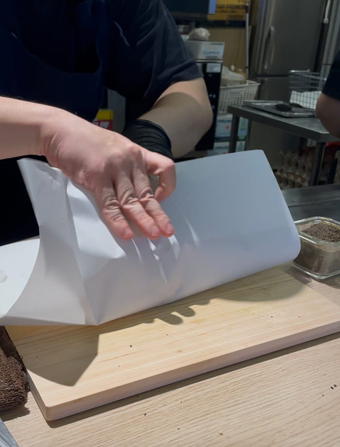 ベーグルウィッチを包んでいる様子