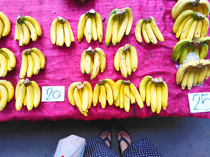 朝市場で売られているバナナ