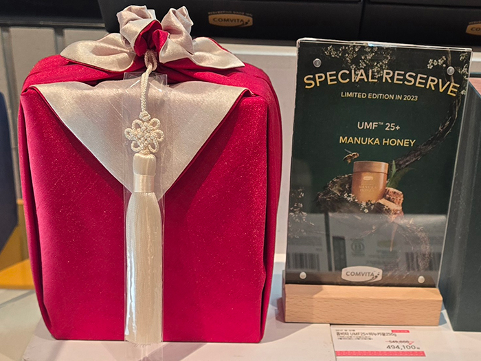 赤色のポジャギで包装された商品