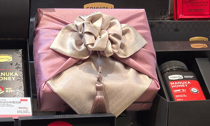 ピンク色のポジャギで包装された商品