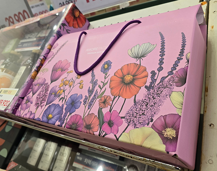 花のイラストが描かれた手提げ付きの包装箱