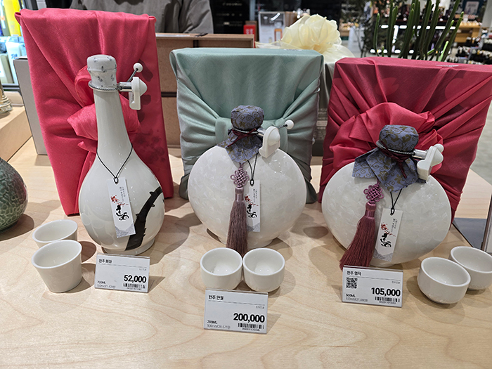 ポジャギと呼ばれる風呂敷のような布で包装されたお酒