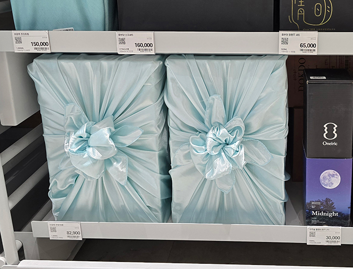 水色のポジャギで包装された商品