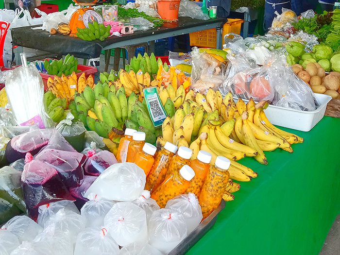 緑色のバナナも販売されている様子