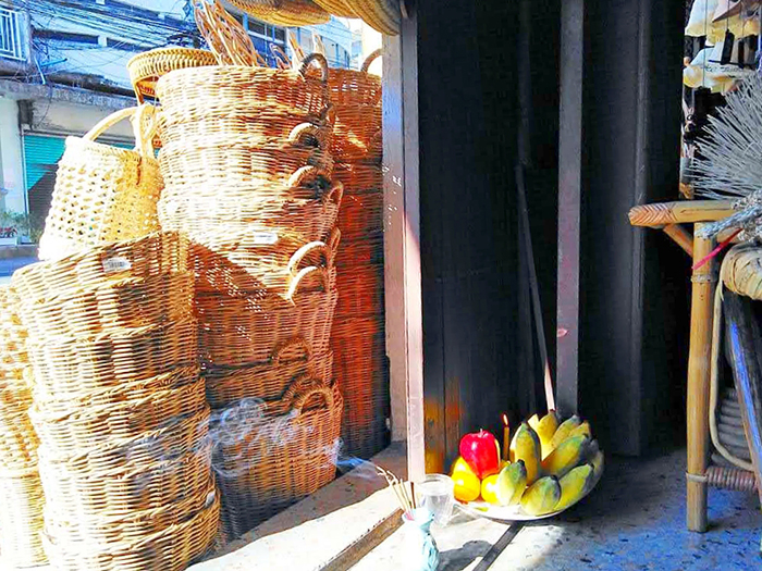 お供え物にバナナやりんごが使用されている様子