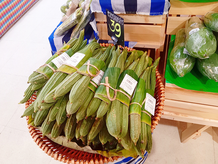 バナナの葉と竹素材で野菜を包んでいる