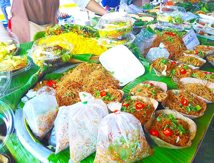 バナナの葉をシート代わりに使用している様子