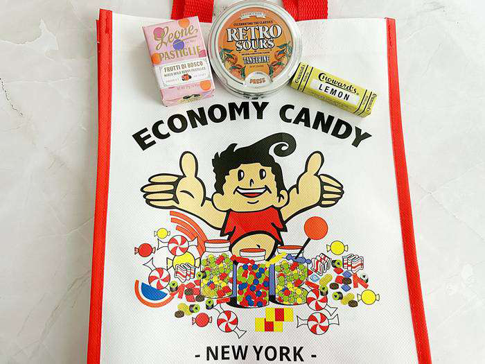 レトロなデザインの「Economy Candy」のショッピングバッグ