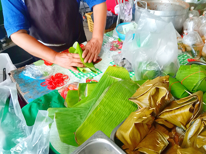 おにぎりを作るときのような工程で包んでいく様子