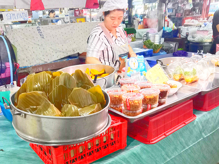 タイのおかずをバナナの葉で包んで販売されている様子