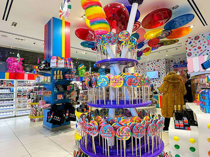 「Dylan's Candy Bar」の華やかな内装デコレーション