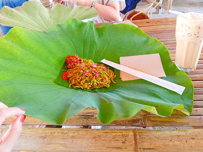 蓮の葉に乗ったミャンマーの麺料理