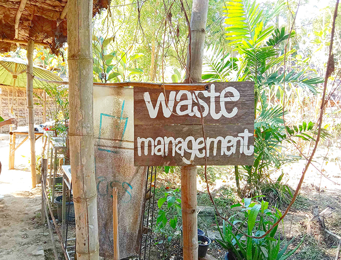 「waste management」と書かれた看板
