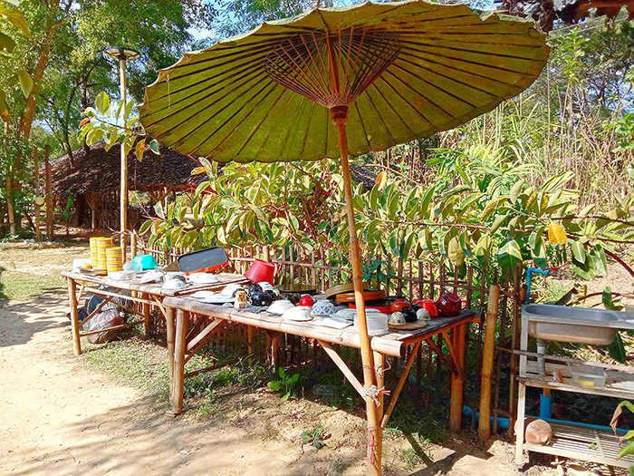 傘の下のエリアに食器を置いて乾かしている様子