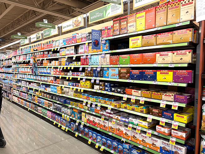 アメリカのスーパーのシリアルバーのコーナー