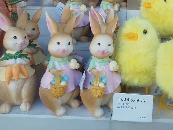 ウサギの置物はこの時期の人気商品