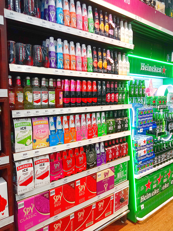 上段から下段までSPYが陳列されている様子