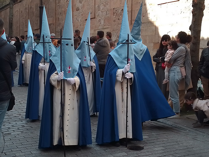 「プロセシオン」と一緒に歩く信者の方々