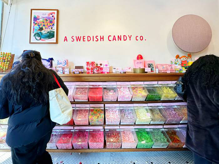 お店に並ぶ多種多様なスウェーデンのキャンディ