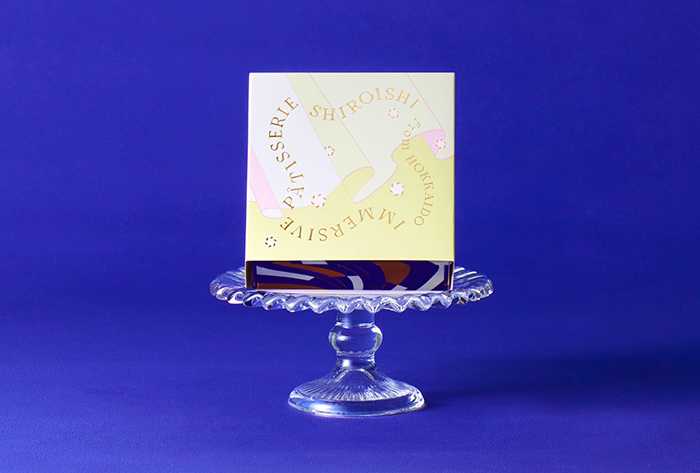 従来の包材に季節限定のスリーブをかけて演出