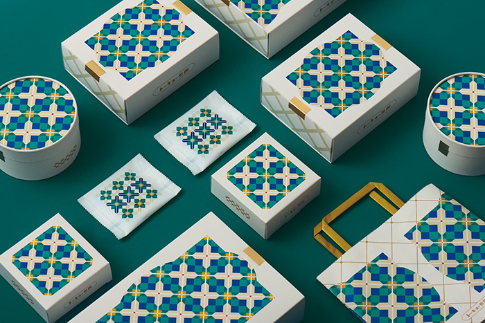 「トーキョー煎餅」の包材デザインは「マジョリカタイル」を軸にしている