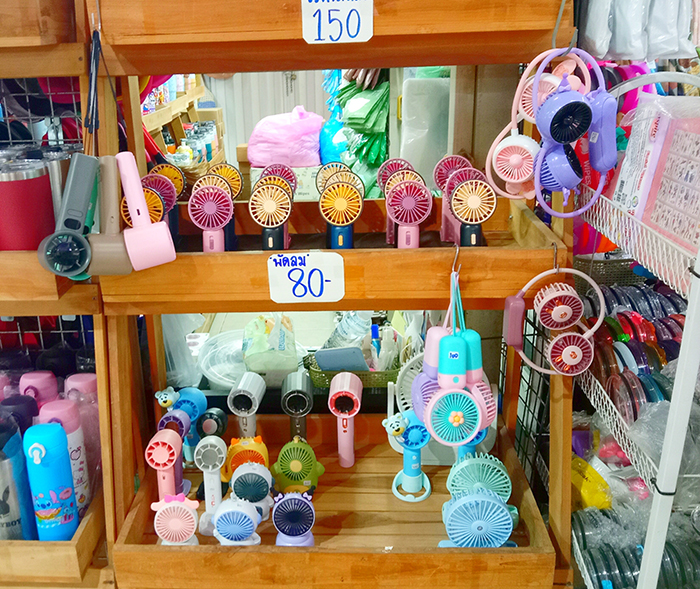 ローカルマーケットで販売されているハンディファン