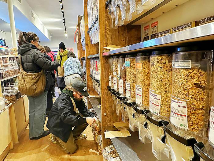 生活に必要な良質な商品が幅広く揃っている店内