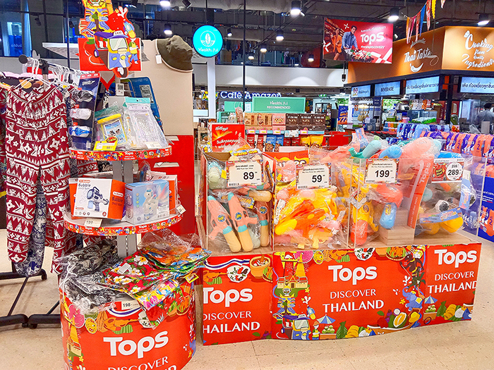 「Tops」のポップなディスプレイ