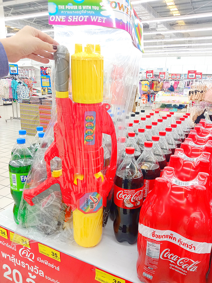 水鉄砲と1Lペットボトルのサイズ比較