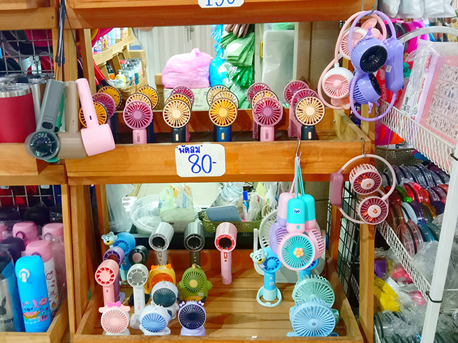 年中ほとんど暑い国だからこそ売れる！タイのハンディファン10選