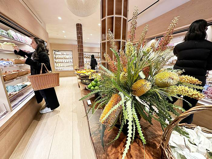 店内には花や緑が飾られている