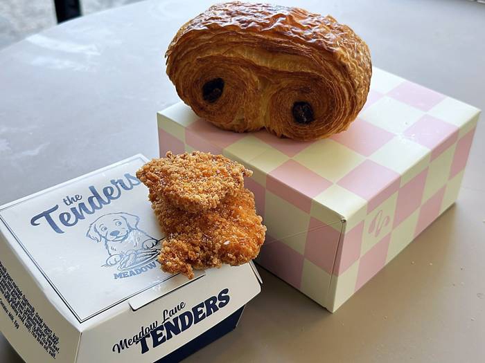 犬をモチーフにしたチキンナゲットのパッケージとピンク色のベーカリーの箱